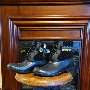 Sperry Saltwater Rainbow‎ Sherpa Black Rubber Duck Boots women’s size 9 NWOT